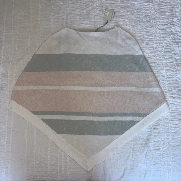 NWT Barefoot Dreams CozyChic Ultra Lite Poncho - Picture 2 of 3